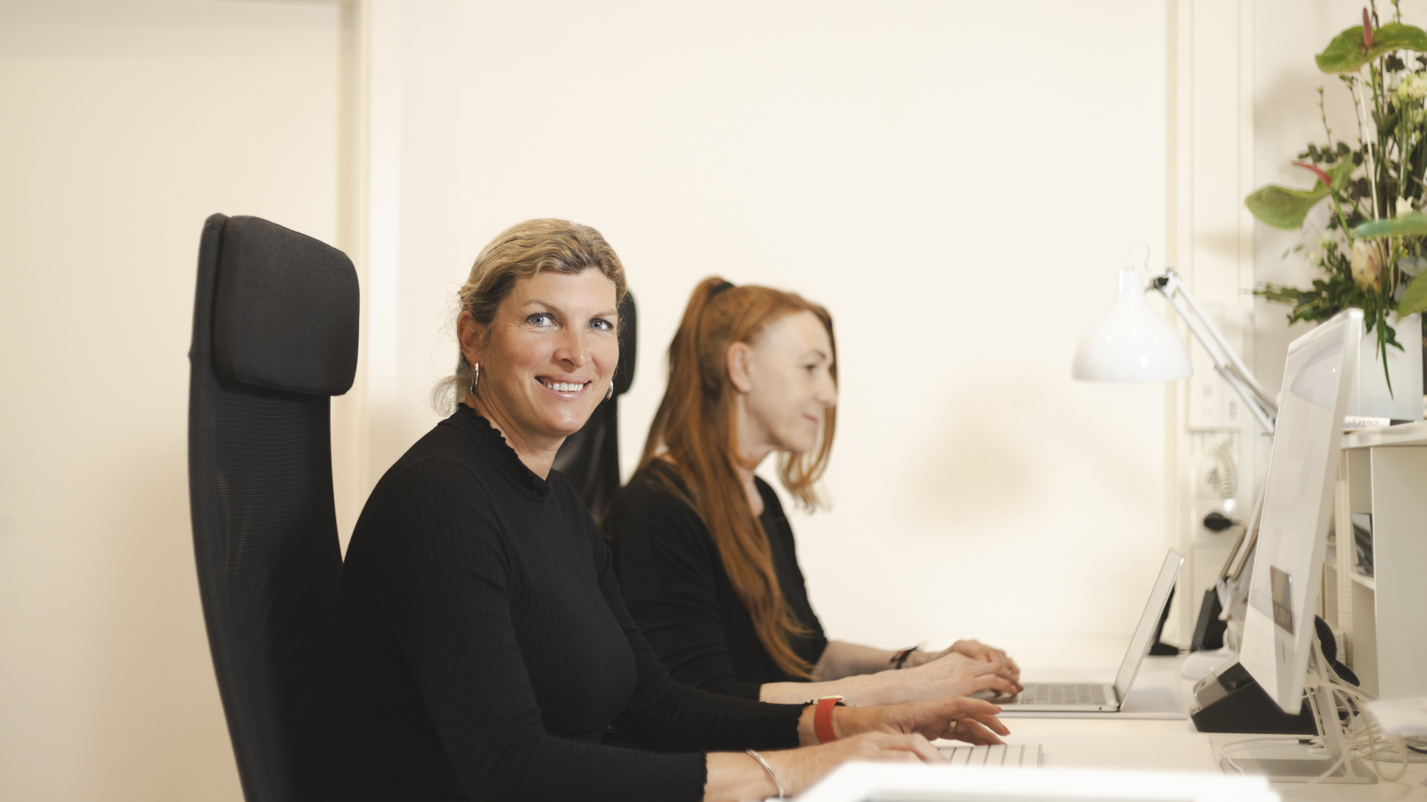 Praxismanagerin Lenia Glang und Zuzana Dietrich